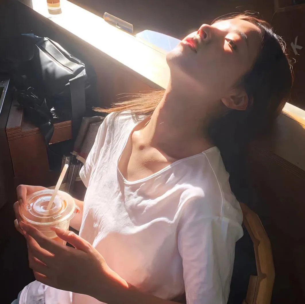 看她轻轻的飞起